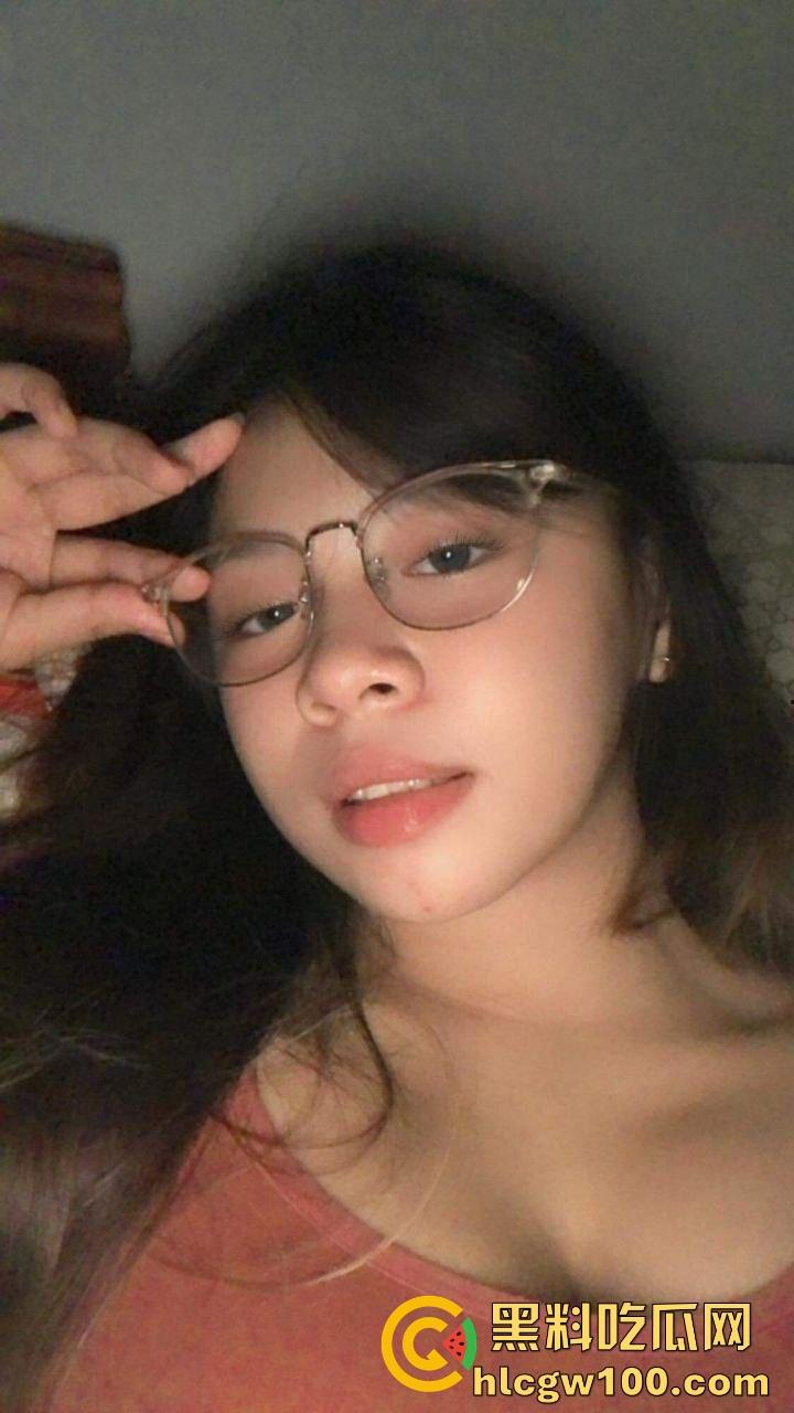 泰国精神小妹的骚浪程度完全不输国内，自带拍片技能，黄毛良配上头，谁不想搞个这种会玩的小野猫！  第1张