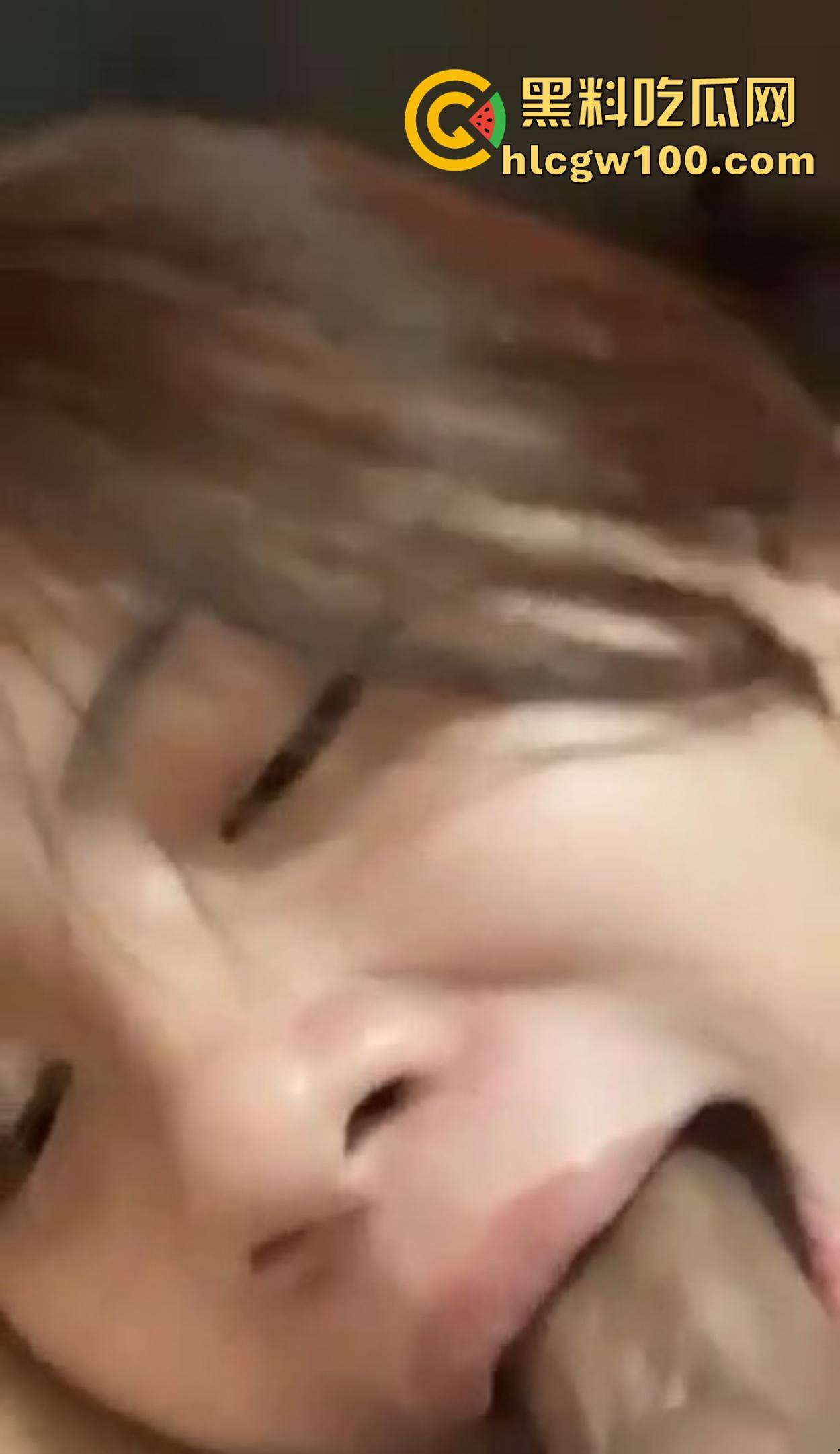 泰国精神小妹的骚浪程度完全不输国内，自带拍片技能，黄毛良配上头，谁不想搞个这种会玩的小野猫！  第7张