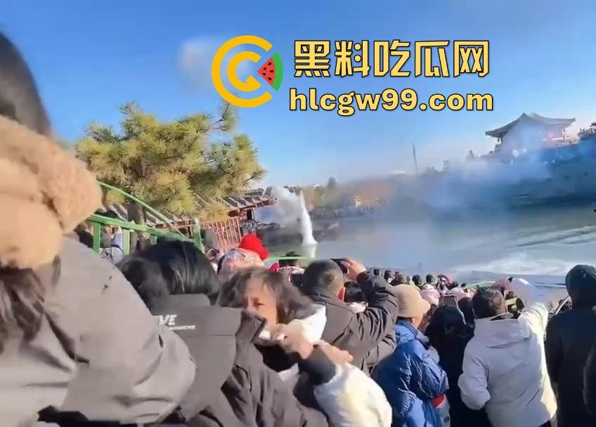 河南开封万岁山奇观，一边是水炮大战，一边是三女互撕扯头发，围观群众看懵到底该看哪个？  第1张