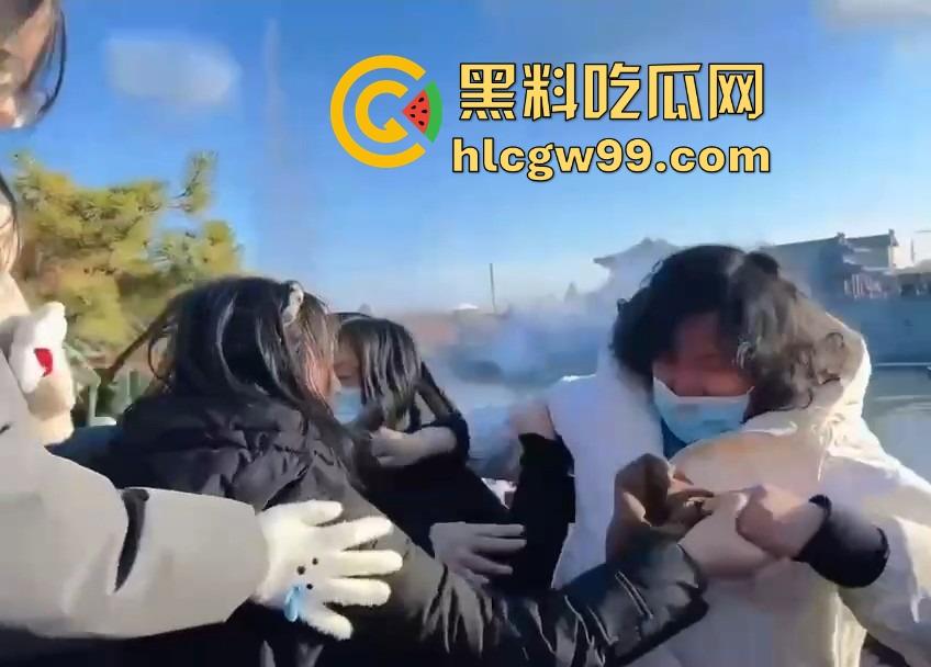 河南开封万岁山奇观，一边是水炮大战，一边是三女互撕扯头发，围观群众看懵到底该看哪个？  第2张