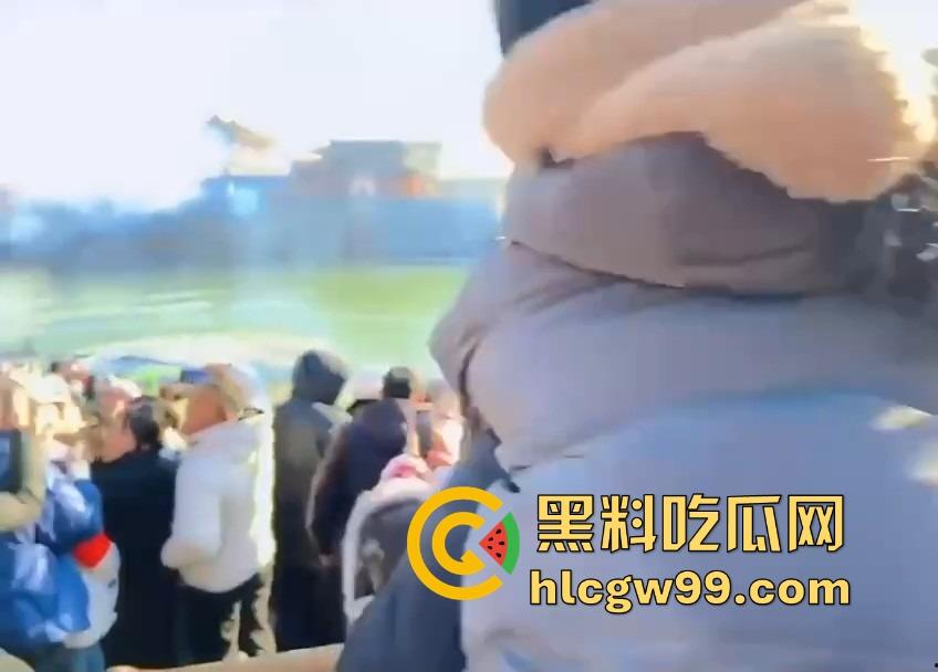 河南开封万岁山奇观，一边是水炮大战，一边是三女互撕扯头发，围观群众看懵到底该看哪个？  第3张