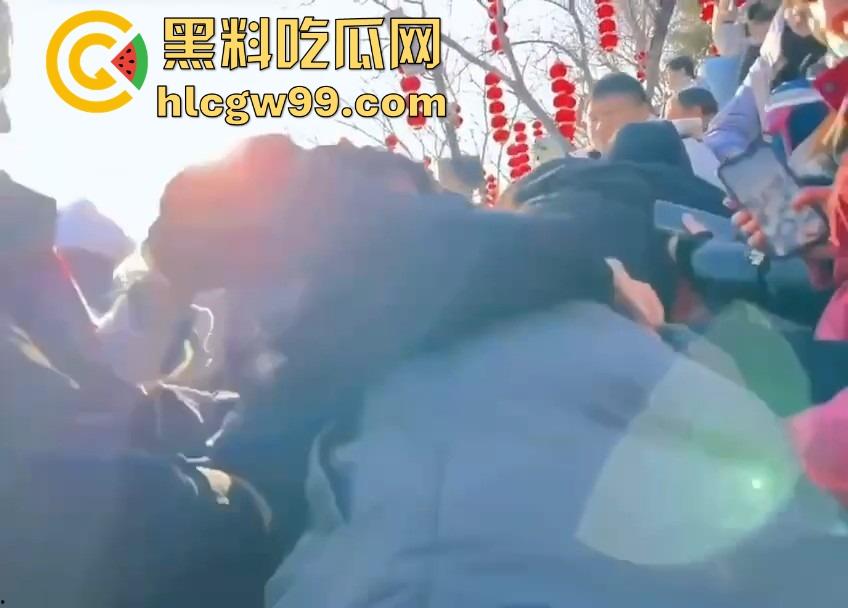 河南开封万岁山奇观，一边是水炮大战，一边是三女互撕扯头发，围观群众看懵到底该看哪个？  第4张