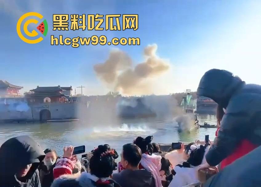 河南开封万岁山奇观，一边是水炮大战，一边是三女互撕扯头发，围观群众看懵到底该看哪个？  第5张