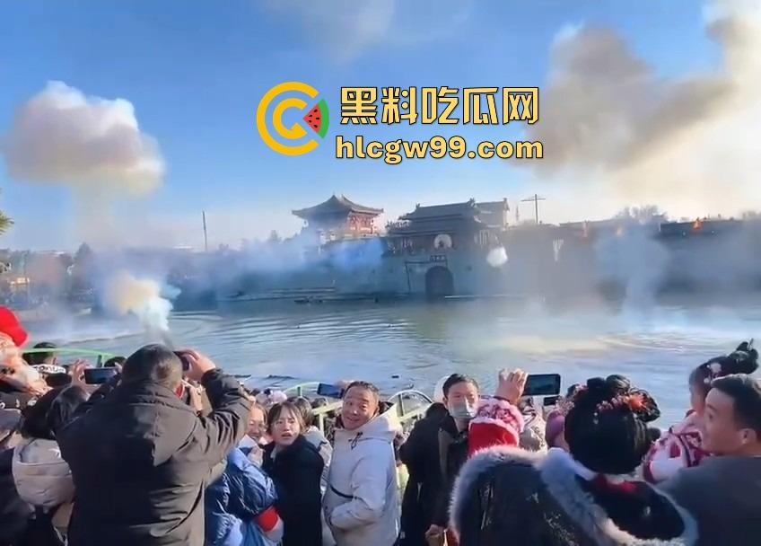 河南开封万岁山奇观，一边是水炮大战，一边是三女互撕扯头发，围观群众看懵到底该看哪个？  第6张