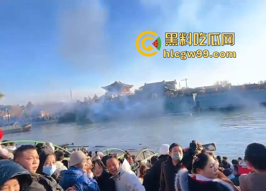 河南开封万岁山奇观，一边是水炮大战，一边是三女互撕扯头发，围观群众看懵到底该看哪个？  第9张