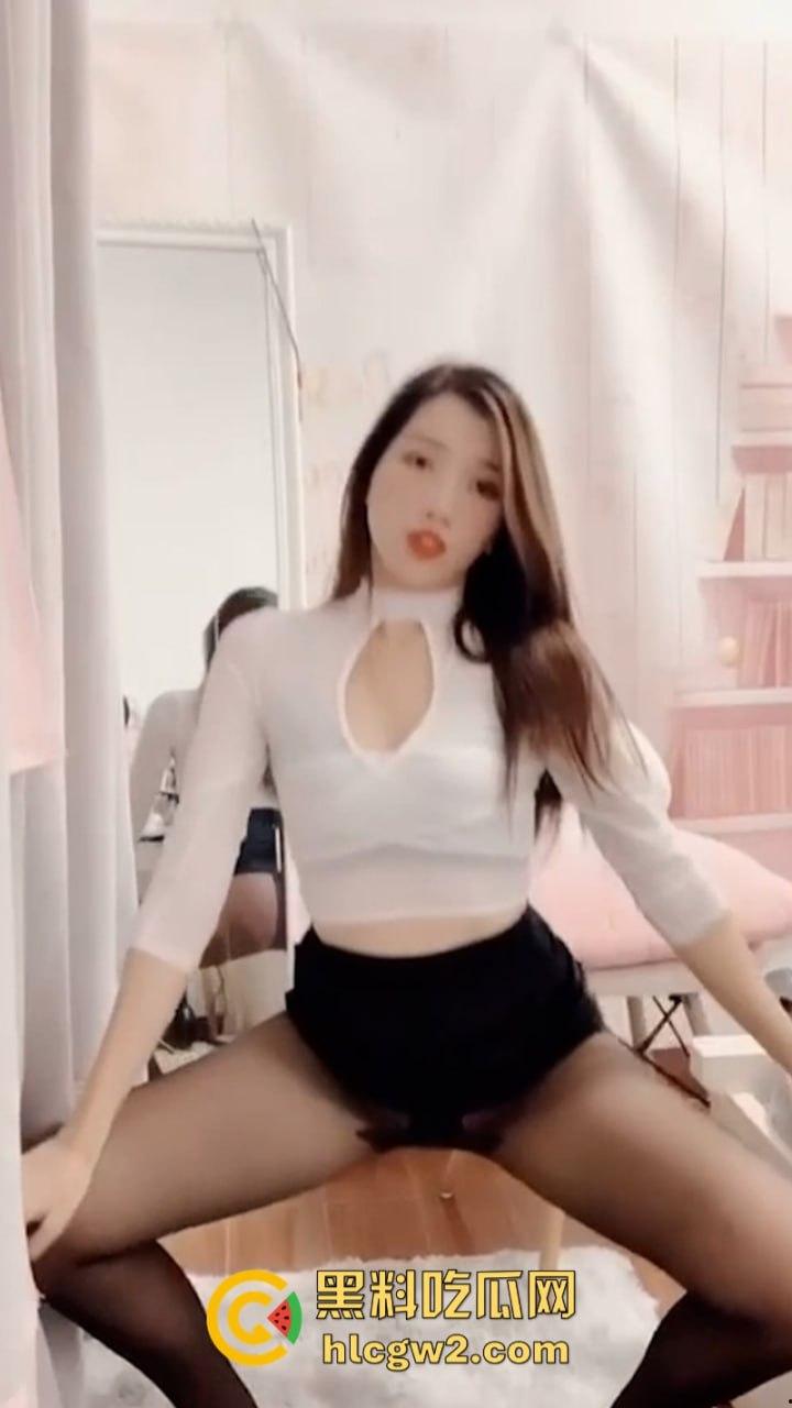 先天炮架圣体抖音网红【000】 付费福利流出 逆天美腿配黑丝 丁字骚裤抠肥逼 简直极品! 第10张 先天炮架圣体抖音网红【000】 付费福利流出 逆天美腿配黑丝 丁字骚裤抠肥逼 简直极品! 第10张