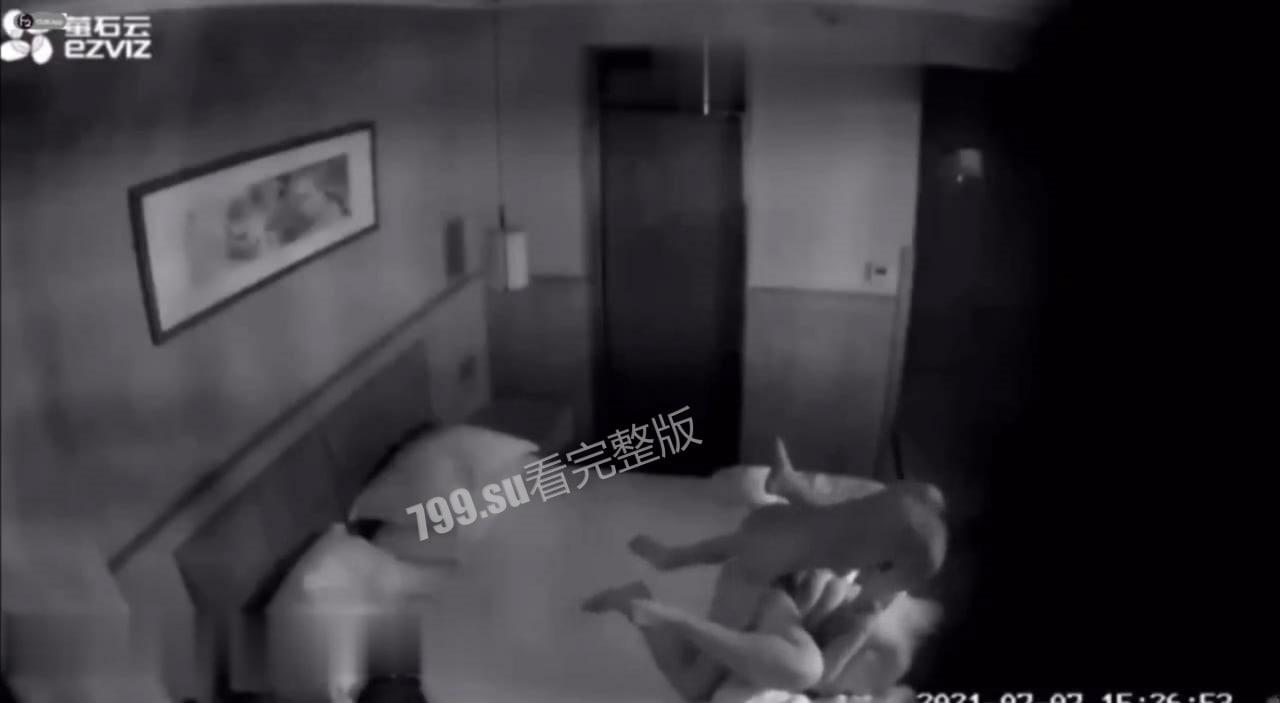 监控泄露 儿子房间强奸老妈 瘦小的身躯大力地冲击妈妈的花心  第3张