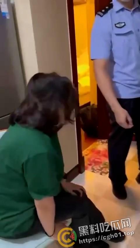 春晚都没你精彩！老男人出轨侄媳妇被捉奸在床 警察来了都哭笑不得 全程对白比小品都好笑  第1张