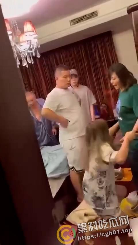 春晚都没你精彩！老男人出轨侄媳妇被捉奸在床 警察来了都哭笑不得 全程对白比小品都好笑  第4张