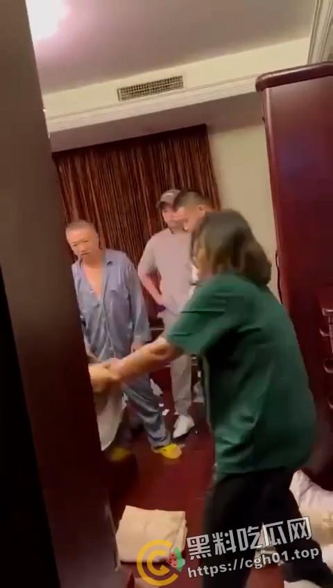 春晚都没你精彩！老男人出轨侄媳妇被捉奸在床 警察来了都哭笑不得 全程对白比小品都好笑  第5张