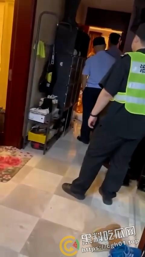 春晚都没你精彩！老男人出轨侄媳妇被捉奸在床 警察来了都哭笑不得 全程对白比小品都好笑  第7张