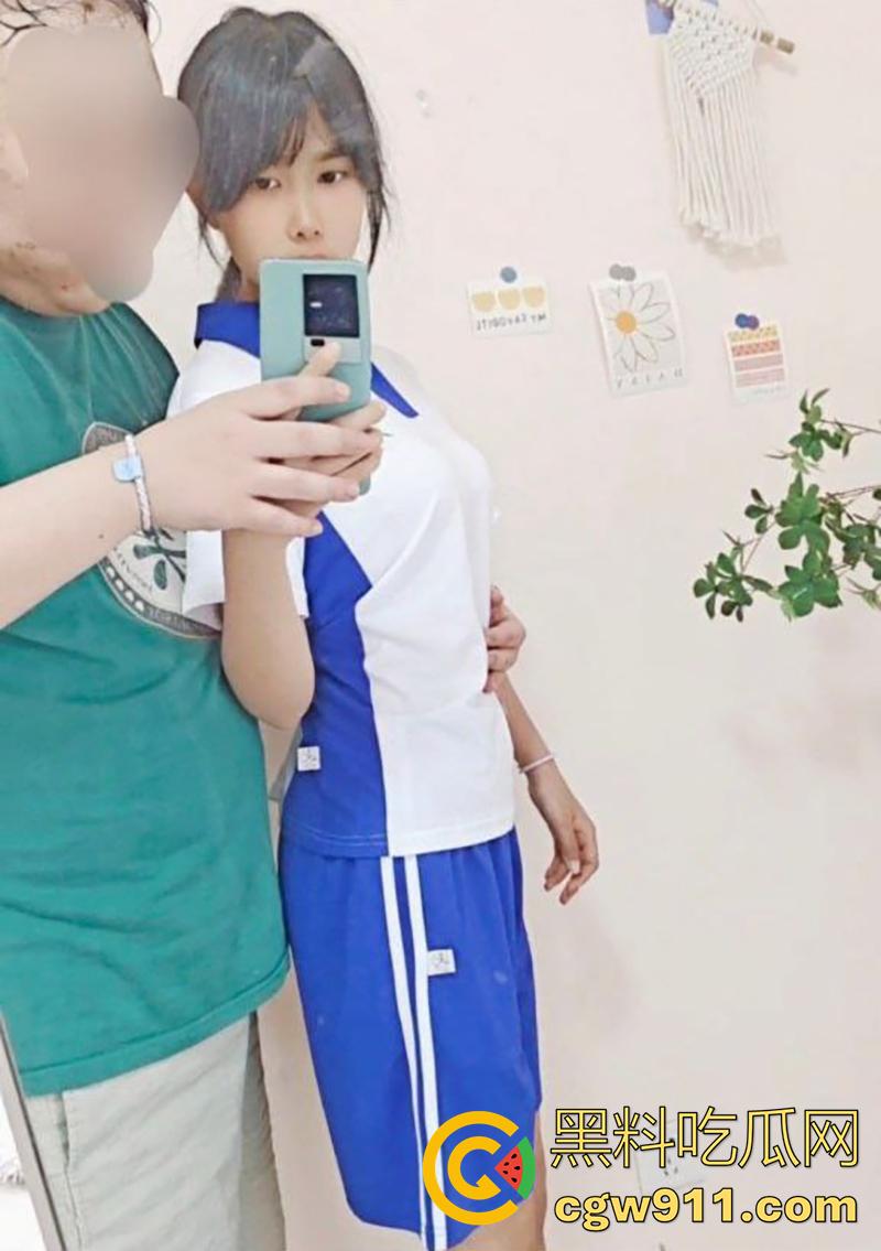 穿校服的高中乖乖女，网恋矮肥搓已婚大叔，奔现被大叔调教成母狗，制服舔脚毒龙喝尿，被大叔发出来炫耀曝光！  第1张