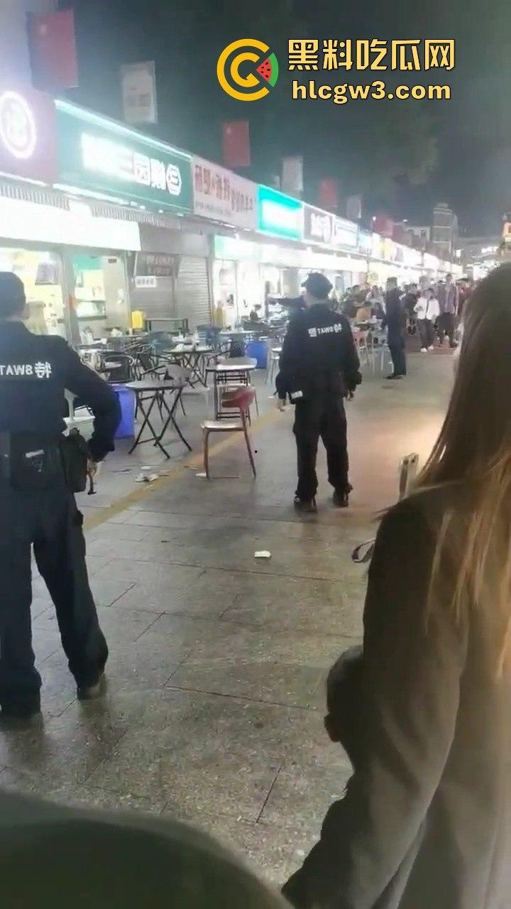 广州花都持刀男子当街挟持他人，警方迅速到场果断开枪击毙，场面堪比电影大片！  第2张