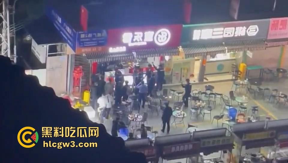 广州花都持刀男子当街挟持他人，警方迅速到场果断开枪击毙，场面堪比电影大片！  第6张