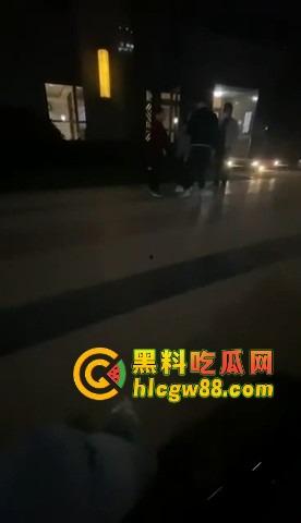 福建小区散步变地狱模式，小伙子刀仔1V3，一家三口直接被团灭，一人一刀干净利落！  第1张