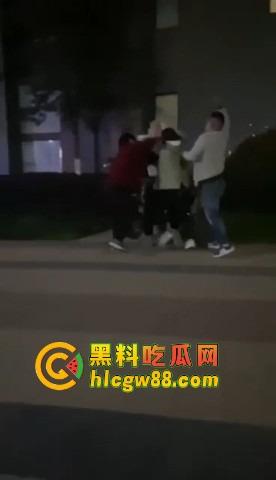 福建小区散步变地狱模式，小伙子刀仔1V3，一家三口直接被团灭，一人一刀干净利落！  第2张