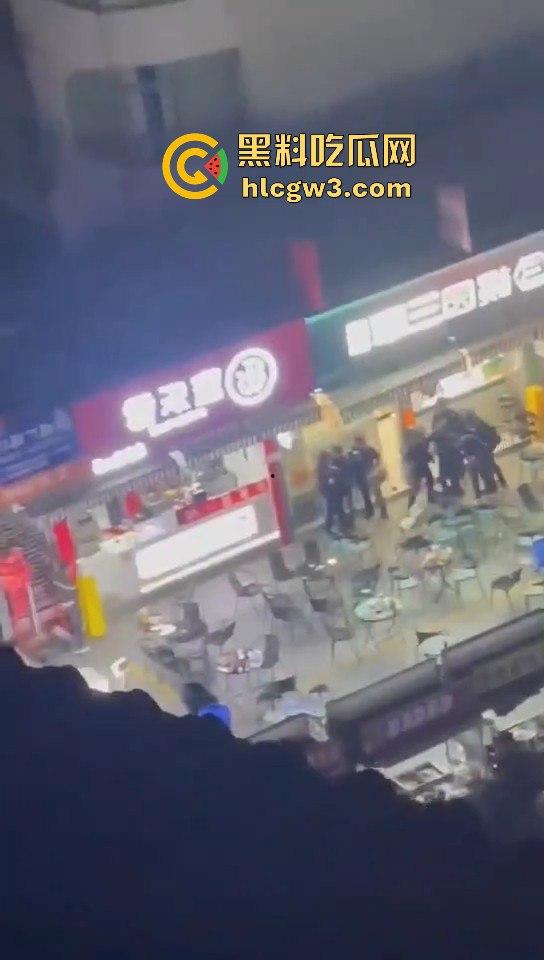 广州花都持刀男子当街挟持他人，警方迅速到场果断开枪击毙，场面堪比电影大片！  第10张