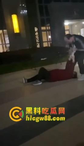 福建小区散步变地狱模式，小伙子刀仔1V3，一家三口直接被团灭，一人一刀干净利落！  第3张