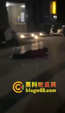 福建小区散步变地狱模式，小伙子刀仔1V3，一家三口直接被团灭，一人一刀干净利落！  第4张