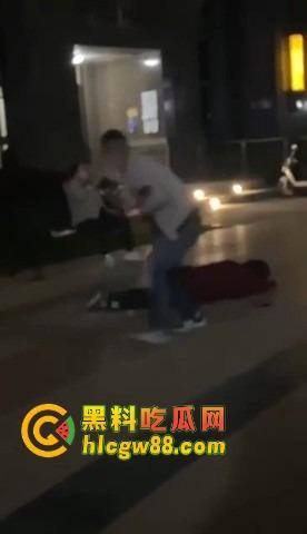 福建小区散步变地狱模式，小伙子刀仔1V3，一家三口直接被团灭，一人一刀干净利落！  第5张