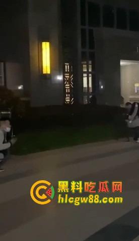 福建小区散步变地狱模式，小伙子刀仔1V3，一家三口直接被团灭，一人一刀干净利落！  第6张