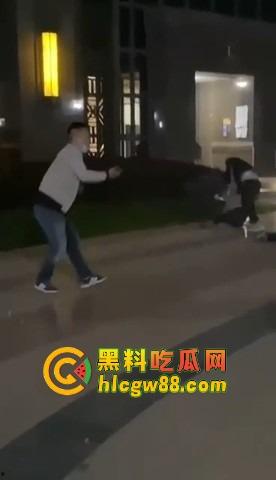 福建小区散步变地狱模式，小伙子刀仔1V3，一家三口直接被团灭，一人一刀干净利落！  第7张