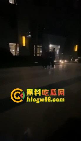 福建小区散步变地狱模式，小伙子刀仔1V3，一家三口直接被团灭，一人一刀干净利落！  第8张