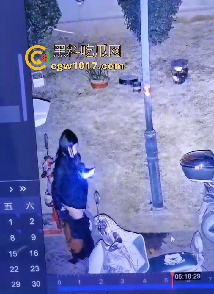 这就是小红书上的小仙女嘛！人模人样小姐姐随地拉屎，还很讲究拿别人电动车上的衣服擦屁屁，真的把我笑死！  第7张