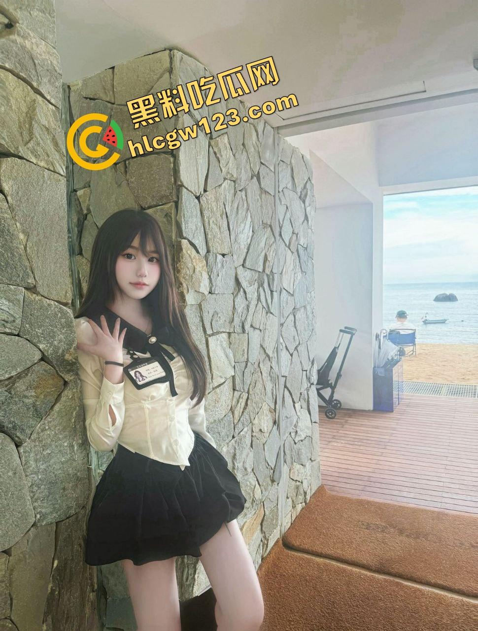 小仙女反向遛狗现场曝光，项圈戴自己脖子上被狗拽着跑，香菜生吃配狗粮，真把自己当狗了？  第5张