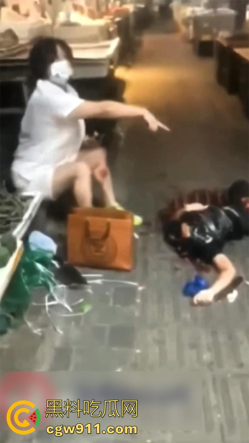 重庆大渡口马王乡菜市场，骚妇手持杀猪刀剁头，把情人侄女误认为是小三，当场把脑袋砍下来，这也太残暴了！  第5张