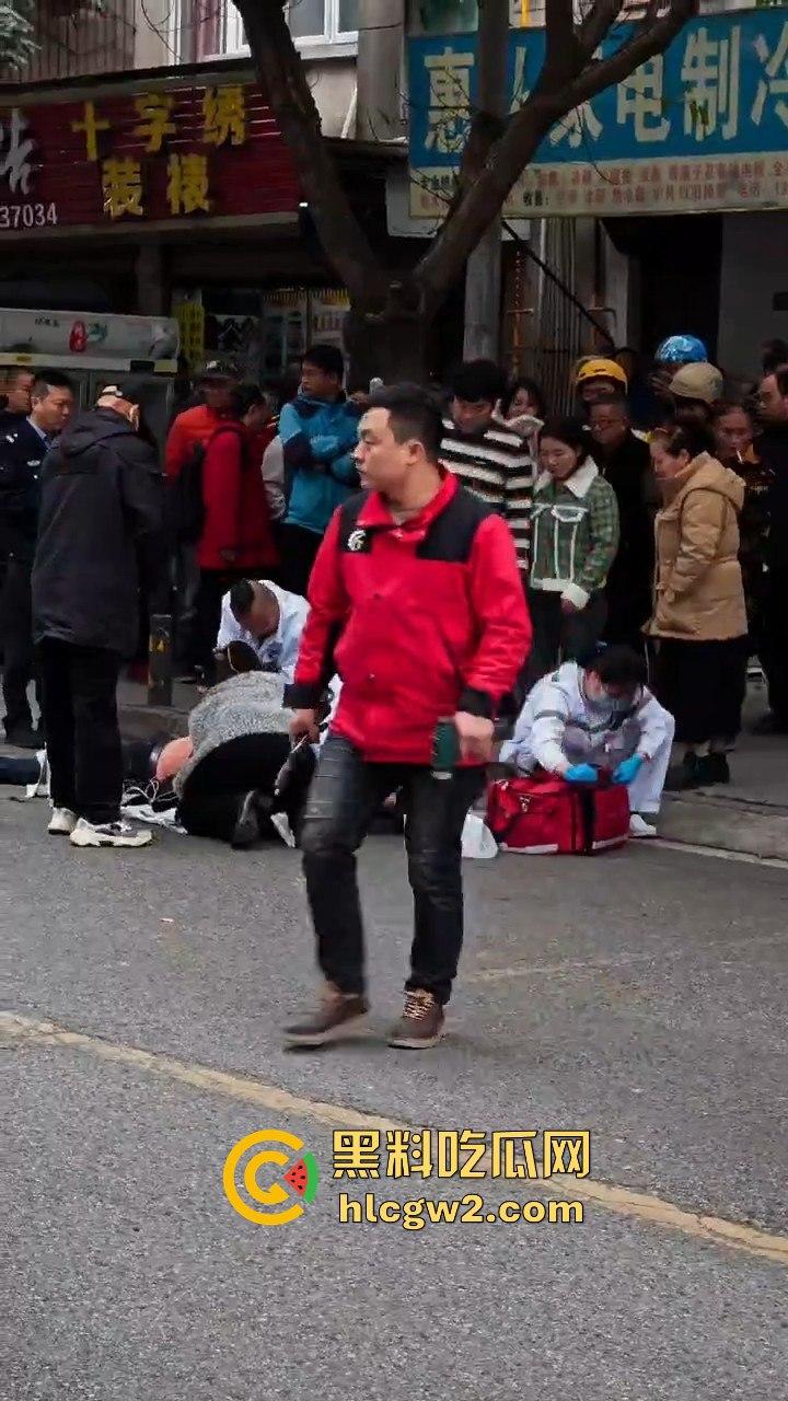 成都惠王陵半边街冲突升级！司机骂外卖员还动手，结果被外卖小哥抹了脖子！  第4张