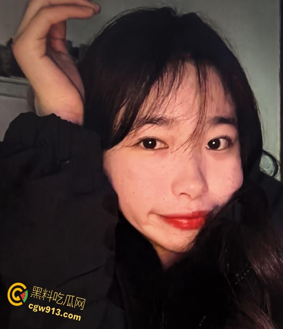 江苏理工大学校花【小蛋挞】 ，被学校富二代包养，穿各种开档黑丝后入挨操，露脸舔屌超反差！  第2张