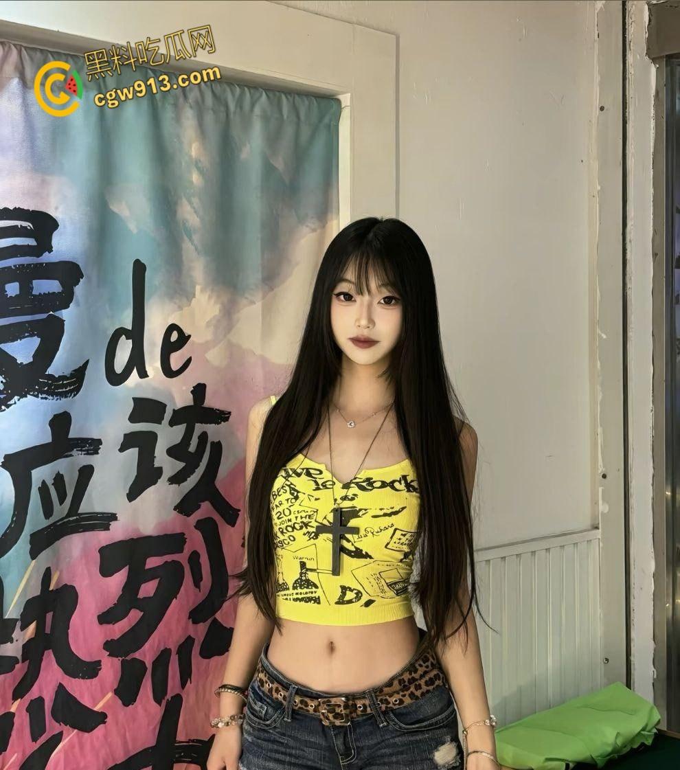 江苏理工大学校花【小蛋挞】 ，被学校富二代包养，穿各种开档黑丝后入挨操，露脸舔屌超反差！  第3张