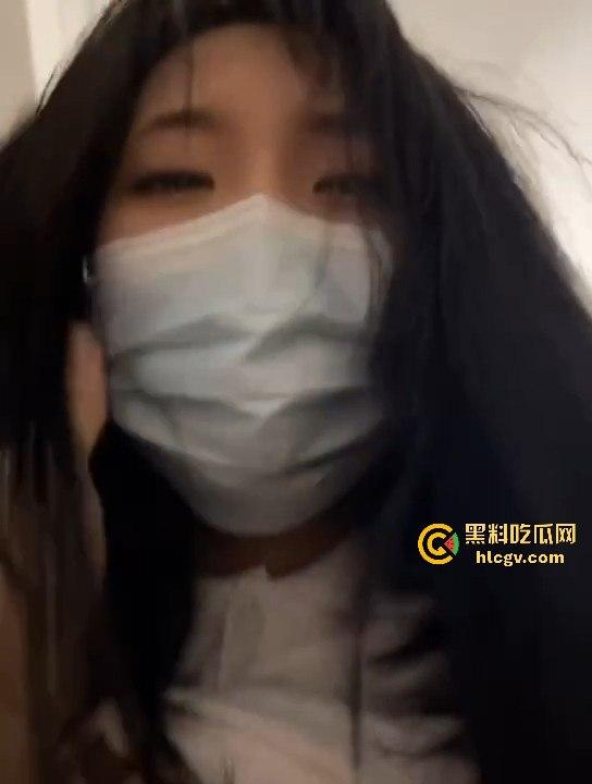 21岁网红【周某娜】公共场合拍不雅视频被抓！穿大衣遮挡，内里暴露大胆摆淫秽动作  第1张