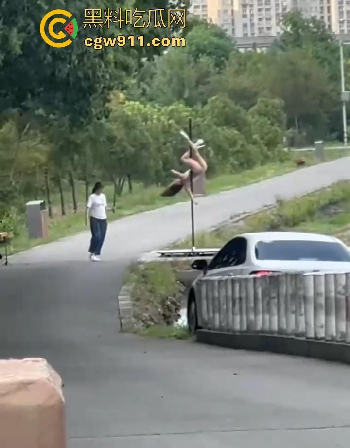 午休散步偶遇钢管舞主播户外直播,利用户外灯柱上演诱人舞蹈,全网重金求这主播信息,这身材直接爱了! 第3张 午休散步偶遇钢管舞主播户外直播,利用户外灯柱上演诱人舞蹈,全网重金求这主播信息,这身材直接爱了! 第3张