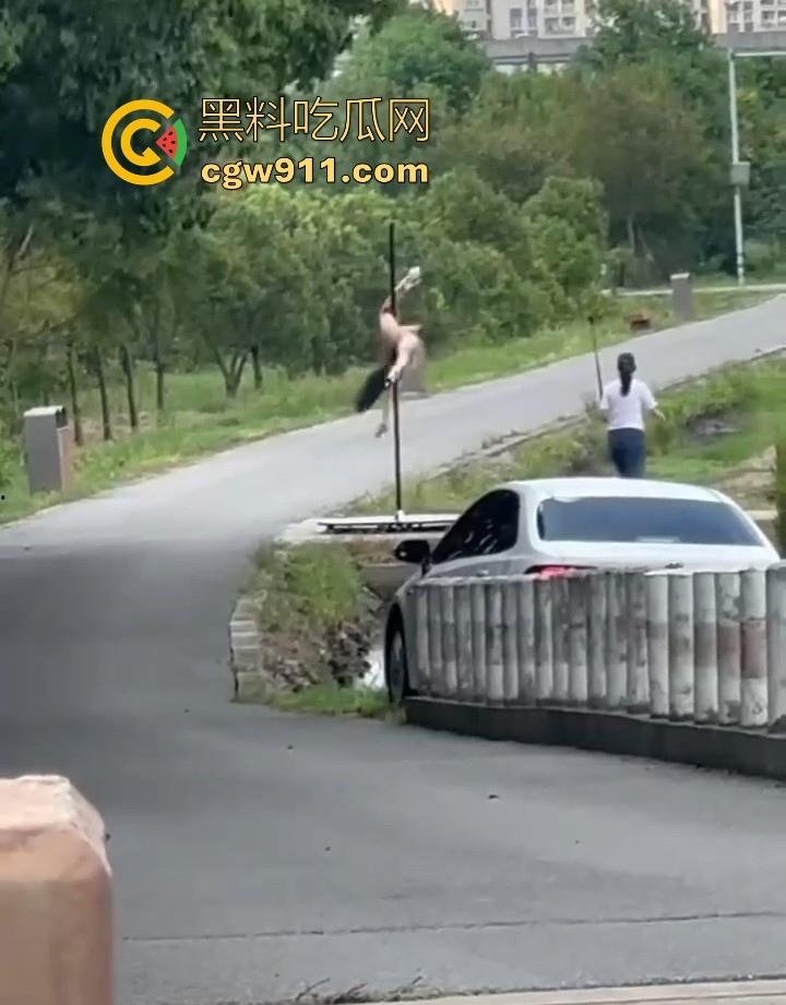 午休散步偶遇钢管舞主播户外直播,利用户外灯柱上演诱人舞蹈,全网重金求这主播信息,这身材直接爱了! 第4张 午休散步偶遇钢管舞主播户外直播,利用户外灯柱上演诱人舞蹈,全网重金求这主播信息,这身材直接爱了! 第4张