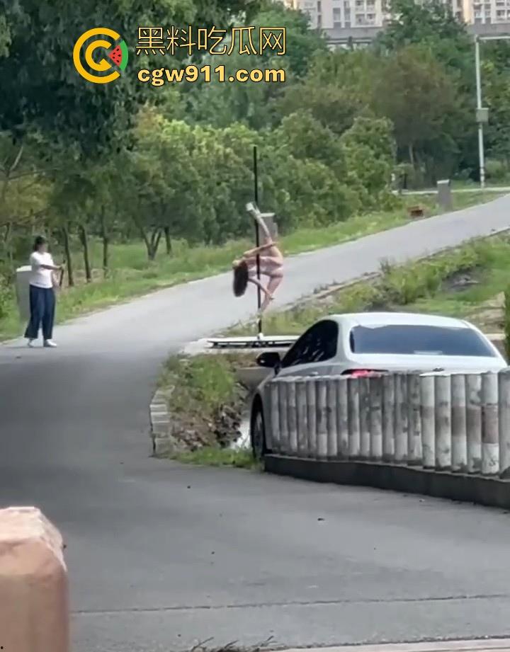 午休散步偶遇钢管舞主播户外直播,利用户外灯柱上演诱人舞蹈,全网重金求这主播信息,这身材直接爱了! 第6张 午休散步偶遇钢管舞主播户外直播,利用户外灯柱上演诱人舞蹈,全网重金求这主播信息,这身材直接爱了! 第6张