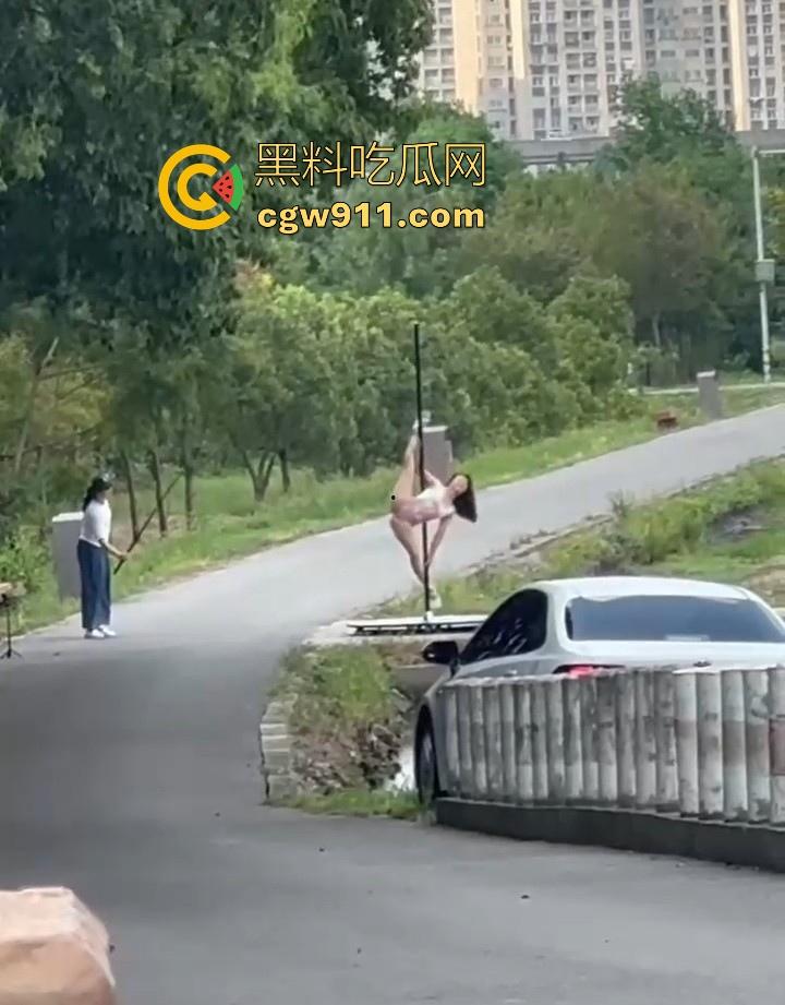午休散步偶遇钢管舞主播户外直播,利用户外灯柱上演诱人舞蹈,全网重金求这主播信息,这身材直接爱了! 第7张 午休散步偶遇钢管舞主播户外直播,利用户外灯柱上演诱人舞蹈,全网重金求这主播信息,这身材直接爱了! 第7张
