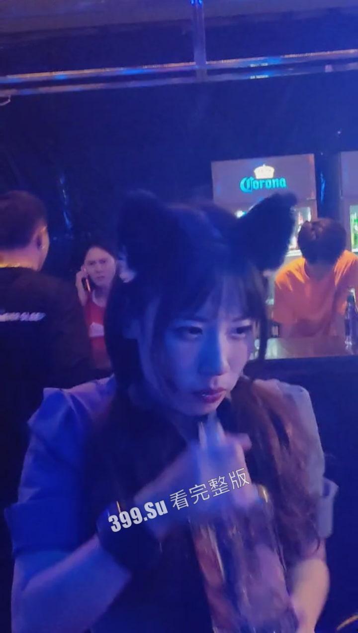 大悦城布车 一男一女拼酒 龙舌兰一口闷，直接把自己喝死了  千万别为了装逼把命给交代了 第2张