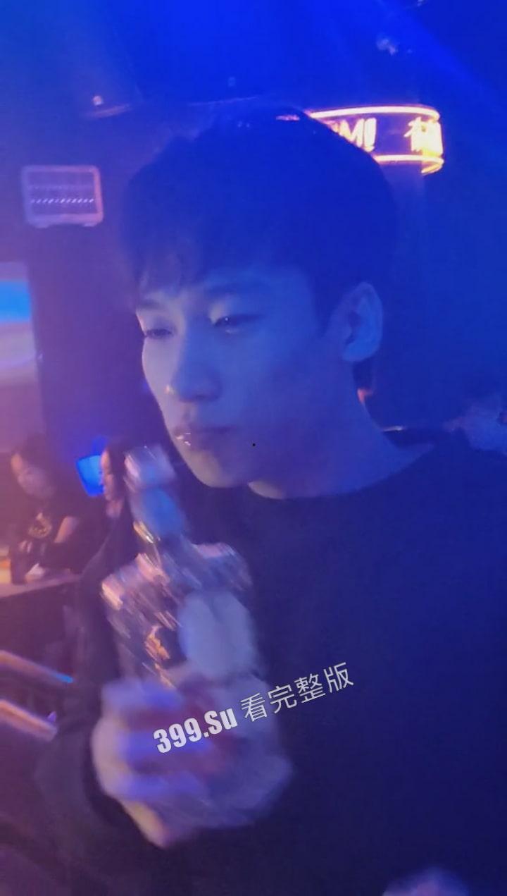 大悦城布车 一男一女拼酒 龙舌兰一口闷，直接把自己喝死了  千万别为了装逼把命给交代了 第3张