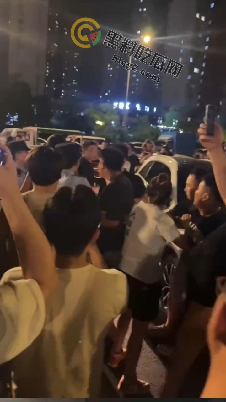 南京“鬼市”风波！城管出动遭摊贩围攻，居民喊话整顿占道经营  第6张