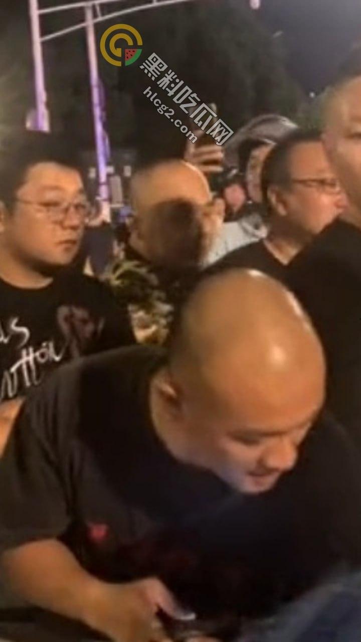 南京“鬼市”风波！城管出动遭摊贩围攻，居民喊话整顿占道经营  第10张