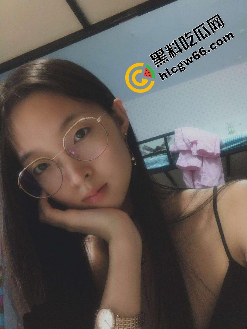 一根鸡巴干翻两个学妹，营口眼镜学妹【李静】啪啪视频曝光疯传，清纯脸配贱叫声，反差太猛！  第1张