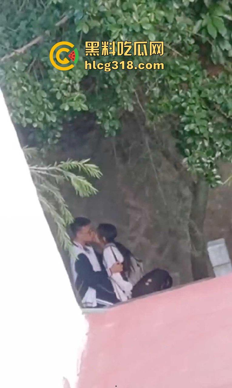 高中校园角落学生情侣激情野战被偷拍 ！她校服半敞 奶子白嫩 小美女上位骑乘表情淫荡享受！  第5张