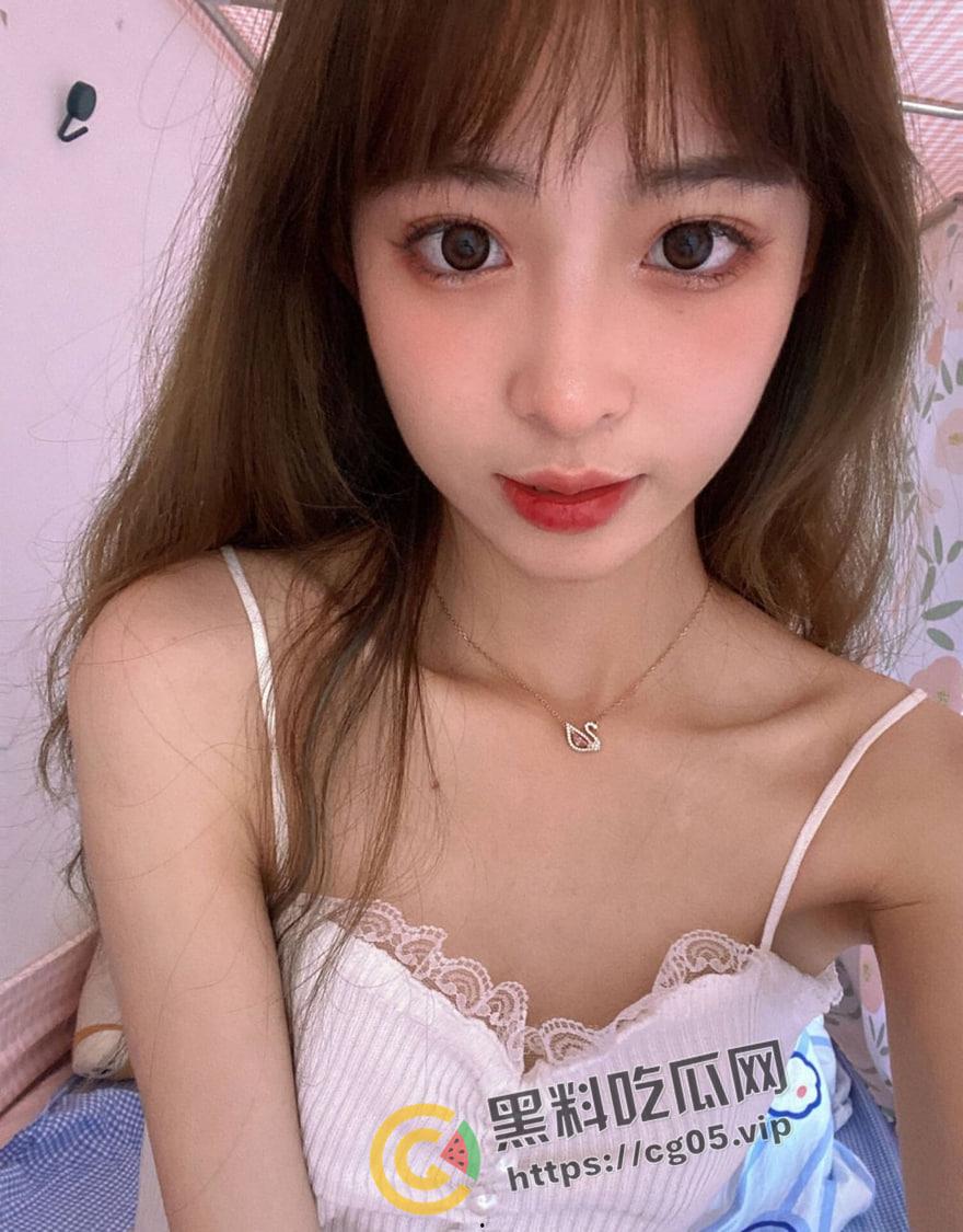 北京互联网大厂秘书 背地里给老板当泄欲工具 跟老板出差被厕所摁头爆操 老板把录像流出  第1张