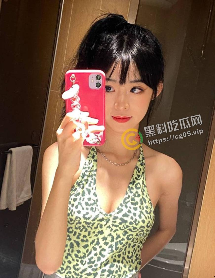 北京互联网大厂秘书 背地里给老板当泄欲工具 跟老板出差被厕所摁头爆操 老板把录像流出  第3张