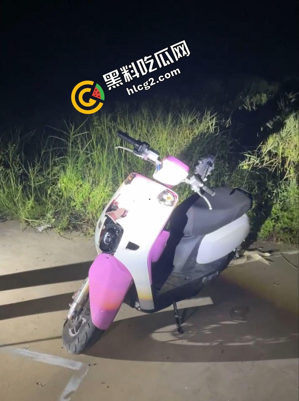 广西南宁精神小伙打架斗殴 铁棍抽打黄毛头 狂砸小毛驴 头破血流后仓皇逃走  第1张