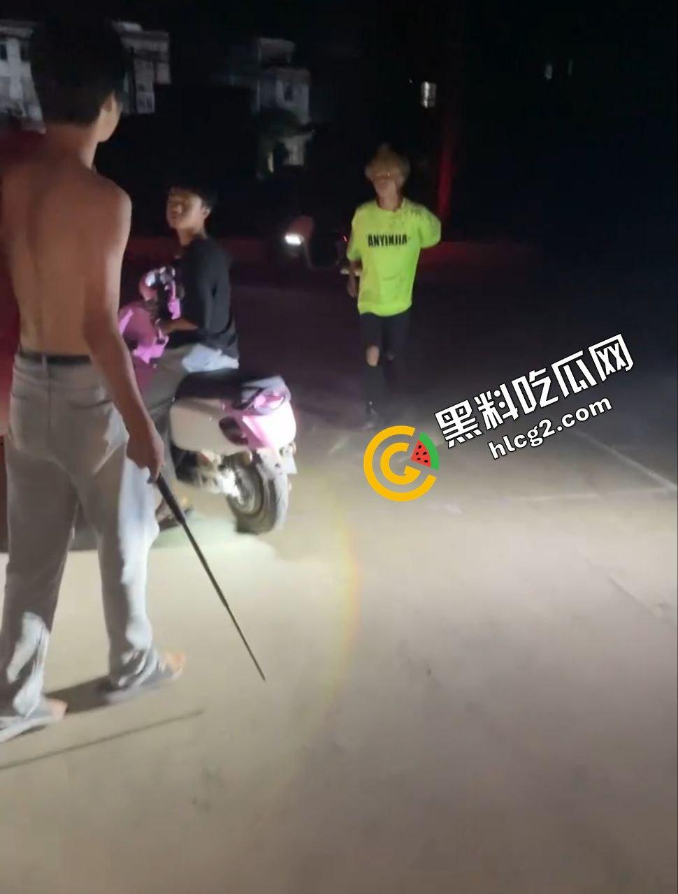 广西南宁精神小伙打架斗殴 铁棍抽打黄毛头 狂砸小毛驴 头破血流后仓皇逃走  第6张