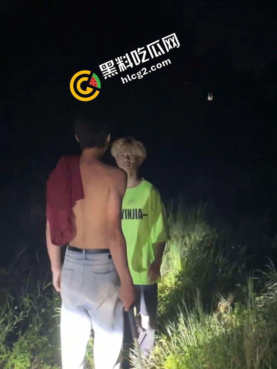 广西南宁精神小伙打架斗殴 铁棍抽打黄毛头 狂砸小毛驴 头破血流后仓皇逃走  第7张