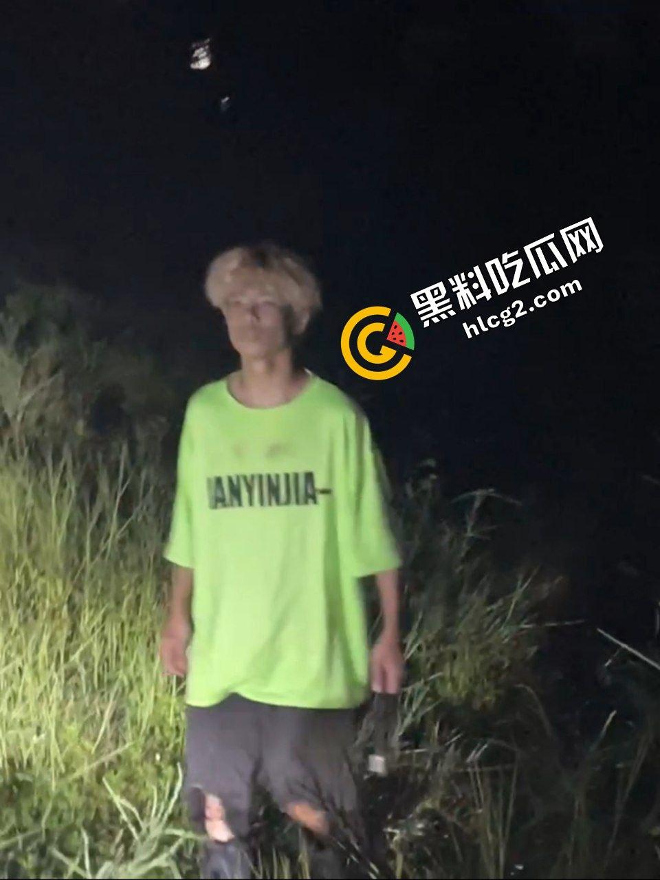 广西南宁精神小伙打架斗殴 铁棍抽打黄毛头 狂砸小毛驴 头破血流后仓皇逃走  第8张